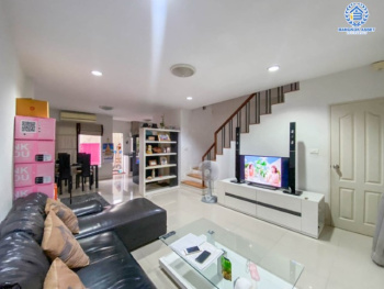 *****ทาวน์โฮมมือสองย่านกรุงเทพฯ ม.นาราวัลย์ ทาวน์ เพชรเกษม 63 เนื้อที่ 20.5 ตร.ว. ฟังก์ชันจัดเต็มถึง 3 ห้องนอน 3 ห้องน้ำ 2 ที่จอดรถ แถมฟรี! 2 เครื่องปรับอากาศ 1 เครื่องทำน้ำอุ่น 2 เครื่องดูดควัน บนทำเลดี ใกล้รถไฟฟ้าสายสีน้ำเงิน "สถานีหลักสอง" และใกล้ทางด่วน "พระราม2"